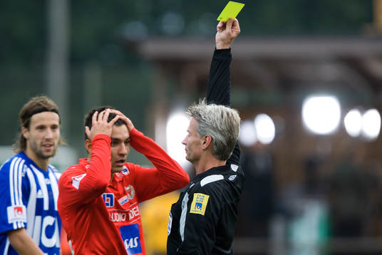 Emin Nouri får gult kort av Peter Fröjdfeldt