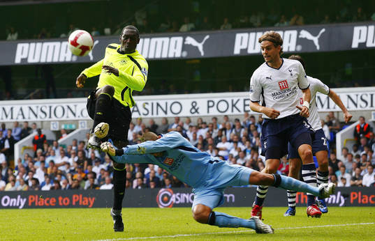 Emile Heskey och Heurelho Gomes, målvakt