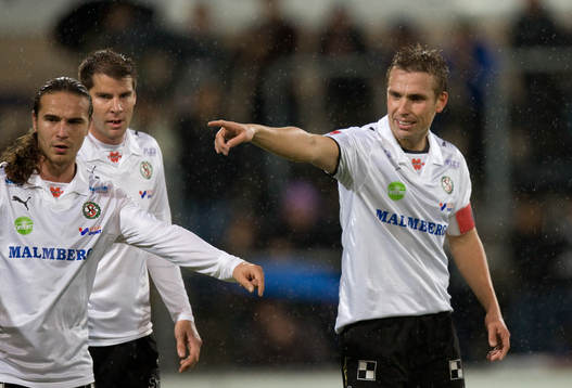 Nordin Gerzic och Fredrik Nordback, pekar