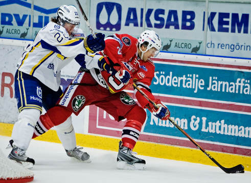 David Petrasek, HV71, är i hasorna på Tomas Kollar,