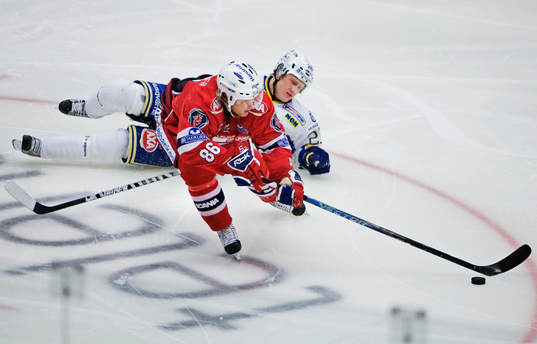 Linus Klasen, Södertälje, åker ifrån Simon Önerud, HV71