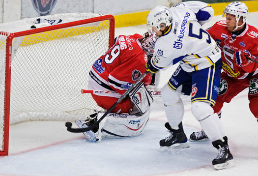 Mikko Luoma, HV71, gör mål på Björn Bjurling, målvakt,