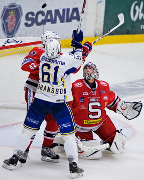 Jonas Johansson, HV71, försöker slå in pucken bakom