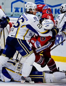 Simon Önerud, HV71, drar ner Martin Cibak, Södertälje