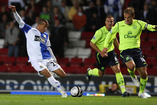 Martin Olsson, Blackburn, gör mål. Phil Neville, Everton,