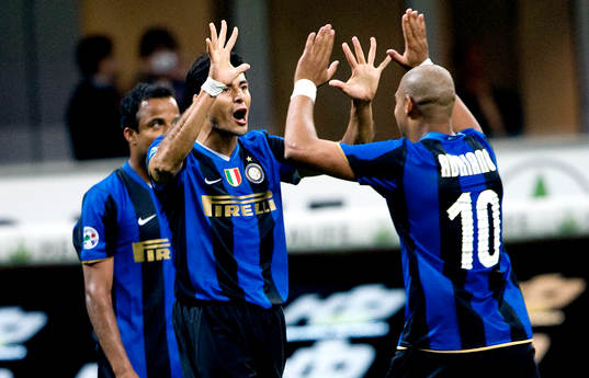 Jubel vid 1-0. Julio Ricardo Cruz, Inter gratuleras av