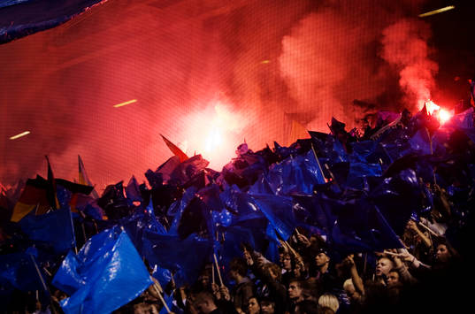 Djurgårdens klack och bengaleld. Bengalisk eld, tifo,