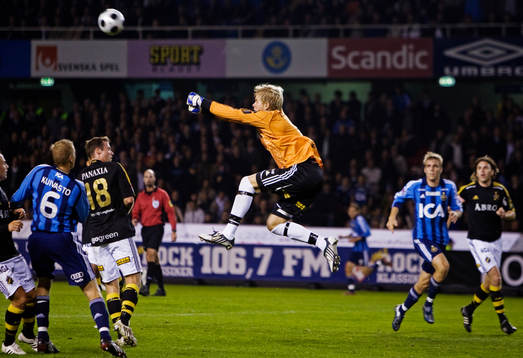 Daniel Örlund, målvakt, AIK, boxar ut bollen