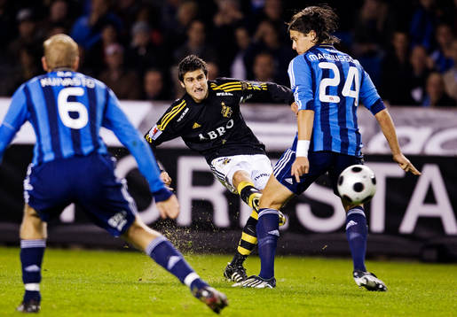 Gabriel Özkan, AIK, skjuter en boll mellan benen på