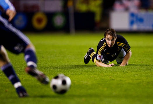 Kevin Walker, AIK, ser på bollen