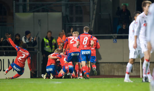 1-0, alla vill gratta Henrik Larsson. Jubel, glädje