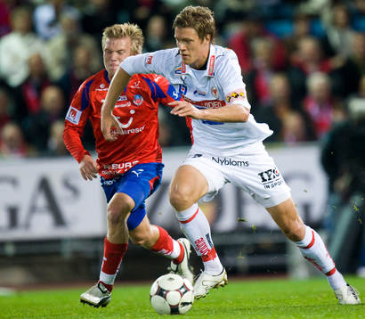 Viktor Elm trycker upp en armbåge på Andreas Landgren