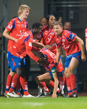 1-0 Henrik Larsson, mitt i högen, grattas. Jubel, glädje