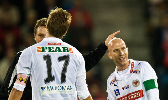 Viktor Elm i diskussion med domare, Henrik Rydström står