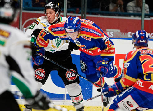 Jens Skåhlberg, Färjestad, kolliderar med Andreas