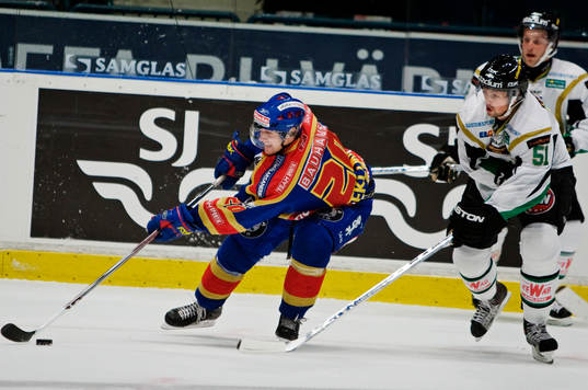 Christian Eklund, Djurgården, jagas av Rickard Wallin,