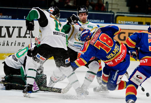 Dominik Granak, Färjestad, trycker till Michael Holmqvist,