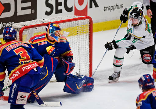 Rickard Wallin, Färjestad, gör mål på Gustaf Wesslau,