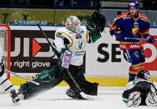 Jonas Gustavsson, Färjestad, räddar ett skott