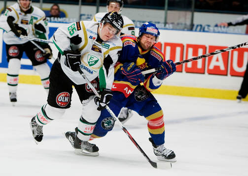 Jimmie Ölvestad, Djurgården, tacklar Mikael Johansson,