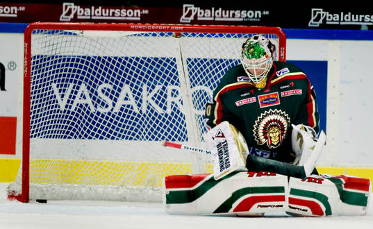 Johan Holmqvist, målvakt, tappar in pucken, depp