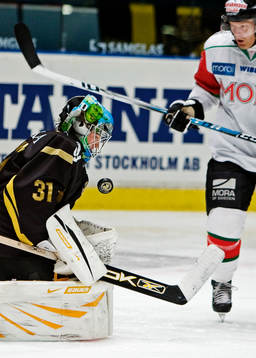 Fredrik Holmgren, målvakt, AIK, har koll på pucken