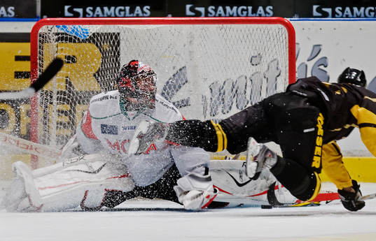 Mattias Beck, AIK, missar ett friläge på Robert Kristian,