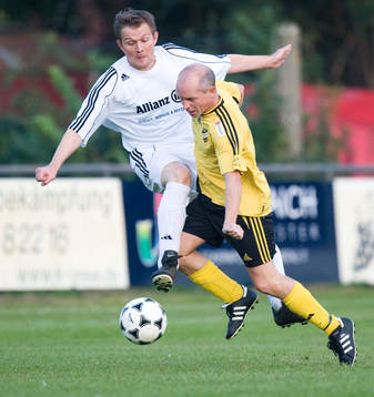 Assisterande tränaren i IFK, Rickard Svensson tar sig fram