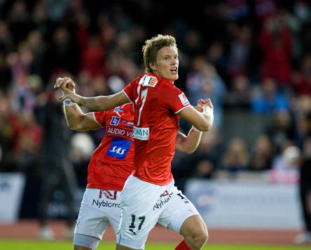 1-0, Viktor Elm, som grattas av Henrik Rydström. Jubel