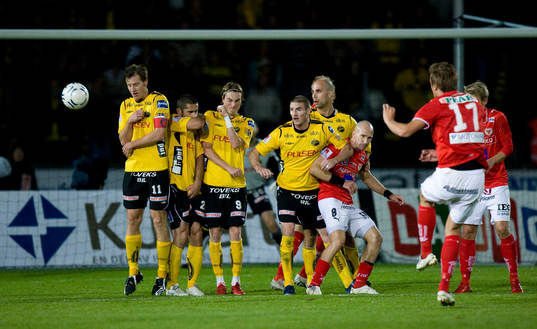 2-0, frispark Viktor Elm, förbi muren, rakt upp i krysset,