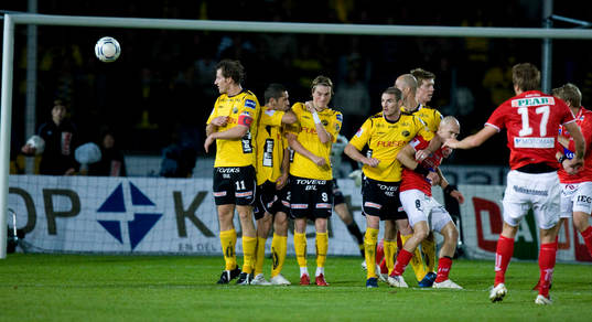 2-0, frispark Viktor Elm, förbi muren, rakt upp i krysset,