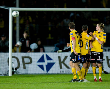 2-0, frispark Viktor Elm, förbi muren, rakt upp i krysset,