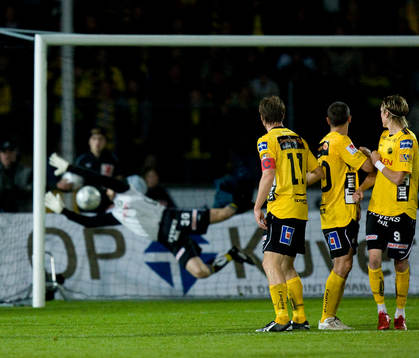 2-0, frispark Viktor Elm, förbi muren, rakt upp i krysset,