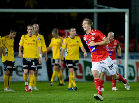 2-0, frispark Viktor Elm, förbi muren, rakt upp i krysset,