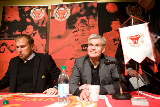 En glad Nanne Bergstrand, tränare och en mindre glad