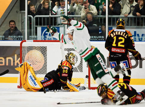 Anders Lindbäck, målvakt, släpper in pucken från Stefan
