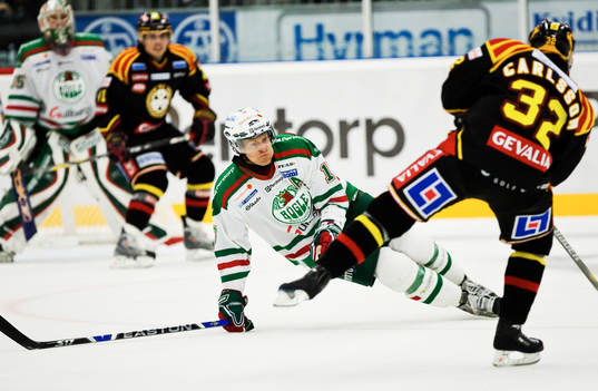 Mathias Tjärnqvist slänger sig framför Jonathan Carlsson