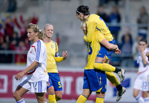 Therese Sjögran hoppar upp och jublar med Nilla Fischer,