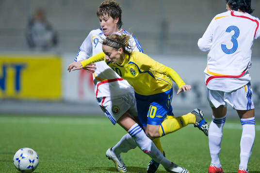 Kosovare Asllani, Sverige dras omkull