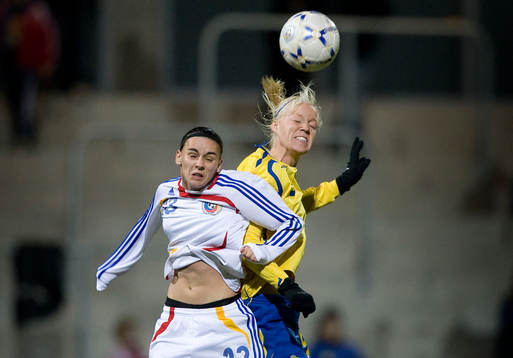 Alexandra Melisa Lusan, Rumänien och Caroline Seger,