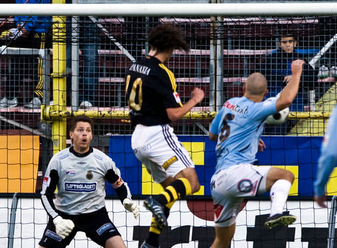 Iván Óbolo, AIK gör 1-0 på Mattias Hugosson, målvakt,