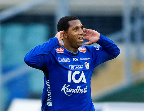 Anselmo, Halmstad, gör 3-0 på långskott