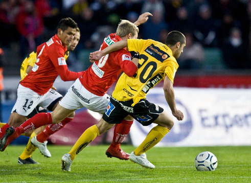 Emir Bajrami och Patrik Ingelsten kämpar om bollen