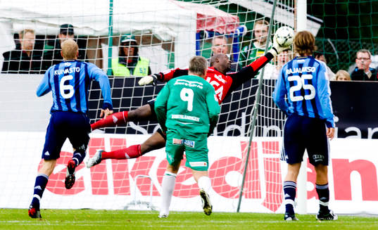 Pa Dembo Tourray, målvakt, Djurgården, var stor
