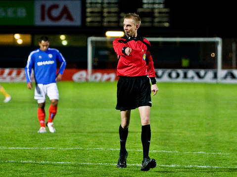 Domare Mikael Hallin pekar på straffpunkten