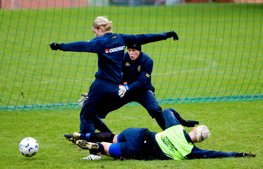 Nilla Fischer,  försöker göra mål på Caroline