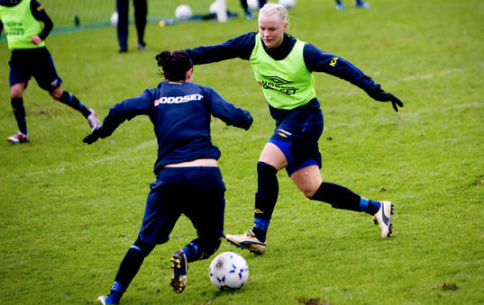 Här är Therese Sjögran, på väg att lura Nilla Fischer