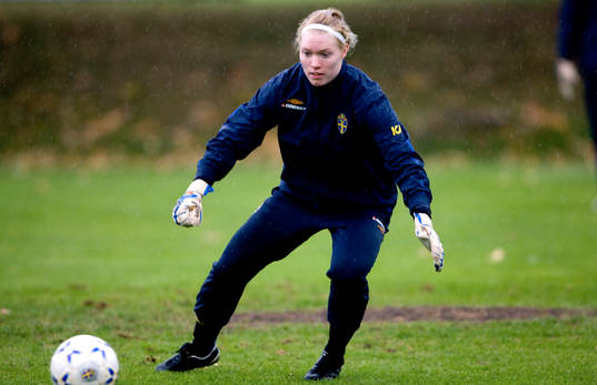 Hedvig Lindahl,  målvakt