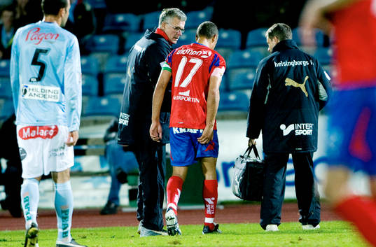 Henrik Larsson, Helsingborg, haltar av