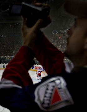 Ett Rangers-fan filmar medan Steve Valiguette, målvakt,